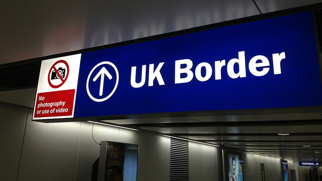 Control de inmigración en la Terminal 4, Aeropuerto de Heathrow. Foto: David McKelvey / Flickr. Licencia Creative Commons Reconocimiento-NoComercial-SinDerivados. Blog Elcano