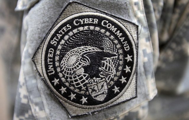 La dimensión cibernética en el ámbito de las Fuerzas Armadas. Insignia del US Cyber Command. Foto: DoD News / Flickr (CC BY 2.0). Blog Elcano
