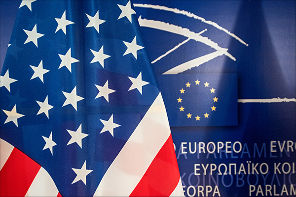 Bandera de EEUU en el Parlamento Europeo, con motivo de la visita de Joe Biden en 2015. Foto: © European Union 2015 - European Parliament (CC BY-NC-ND 2.0)