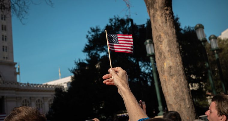 Bandera estadounidense en un mítin electoral en EEUU. Foto: Bastian Greshake Tzovaras (CC BY-SA 2.0). Blog Elcano