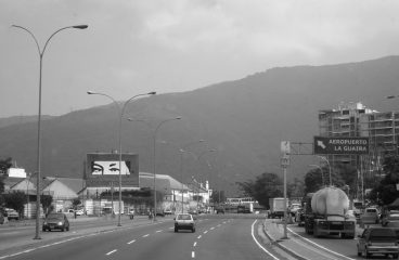 Billboard with the "eyes of Chávez" on the Caracas-La Guaira highway. Photo: Foto: Julio César Mesa / Flickr. Creative Commons License Attribution-NoDerivs. Elcano Blog