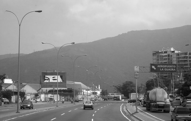 Pancarta con los "ojos de Chávez" en la autopista Caracas - La Guaira. Foto: Julio César Mesa / Flickr. Licencia Creative Commons Reconocimiento-SinDerivados. Blog Elcano
