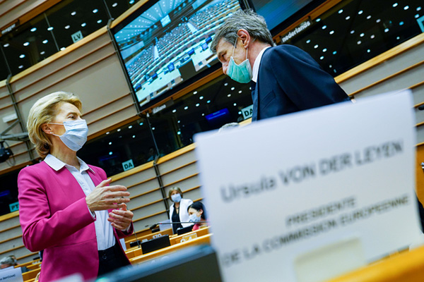 Algunos apuntes sobre el fondo de recuperación europeo. Ursula von der Leyen y David Sassoli durante la sesión extraordinaria del Parlamento Europeo sobre el fondo de recuperación. Foto: Daina Le Lardic / ©European Union 2020 - Source: EP