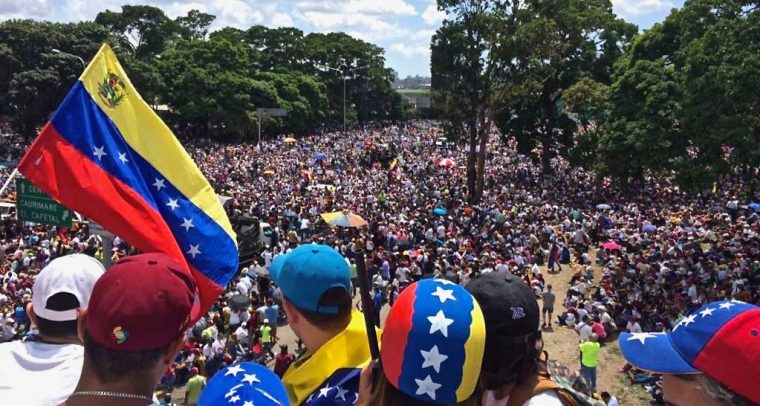 Marcha “Somos millones por el cambio” de mayo de 2017 en Caracas, Venezuela . Foto: Voice of America (Wikimedia Commons / Dominio público). Blog Elcano