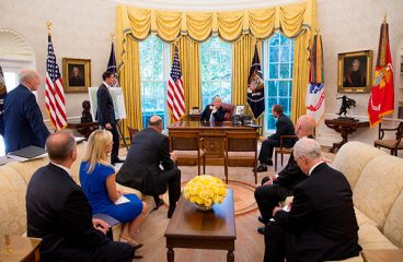 Trump y su equipo se reúnen en el Despacho Oval para recibir un briefing sobre el huracán Harvey el pasado 5 de septiembre. Foto: The White House (Dominio público)