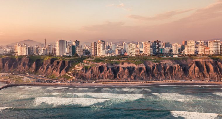 Sin buen gobierno no hay seguridad: el ejemplo del Perú. Playas de la Costa Verde en Lima (Perú). Foto: Willian Justen de Vasconcellos (@willianjusten)
