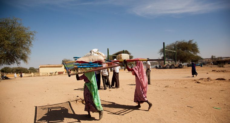 Mujeres desplazadas en El Sereif, al norte de Darfur (Sudán), tras los enfrentamientos en Jebel Amir (2013). Foto: Sojoud El Garrai / UNAMID (CC BY-NC-ND 2.0)