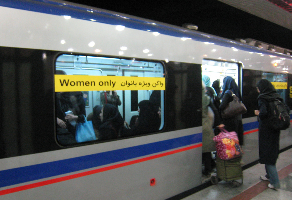 Mujeres en Irán, fuerza de cambio. Vagón para mujeres en el metro de Teherán. Foto: Cordelia Persen (CC BY-ND 2.0). Blog Elcano