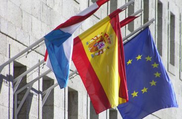 Banderas de España y la Unión Europea. Foto: Ramón Durán (CC BY-NC-ND 2.0)