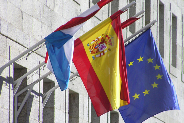 Banderas de España y la Unión Europea. Foto: Ramón Durán (CC BY-NC-ND 2.0)