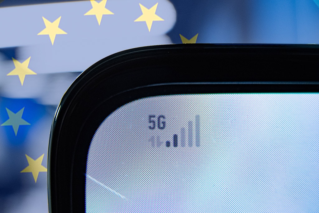 Huawei 5G technology and the European Union flag. Photo: Photo: Kārlis Dambrāns (CC BY 2.0). Elcano Blog