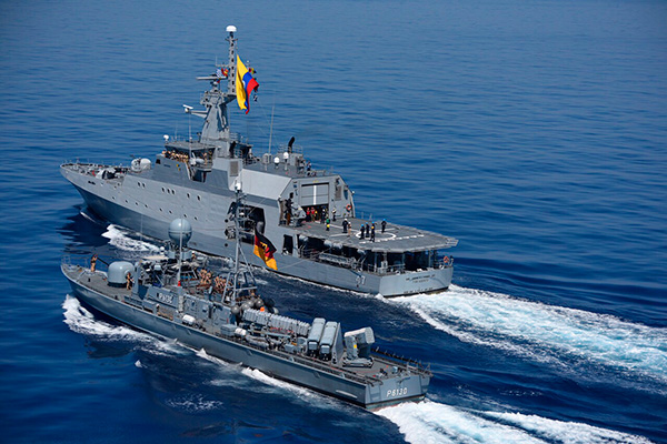 La UE y América Latina: ¿hacia una mayor cooperación en el ámbito de la seguridad y defensa? El buque colombiano "7 de agosto" realiza ejercicios navales con un buque alemán en el mar Mediterráneo.