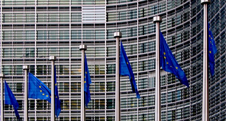 La UE ante uno de sus años más difíciles. Banderas europeas en el edificio Berlaymont, sede de la Comisión Europea en Bruselas.