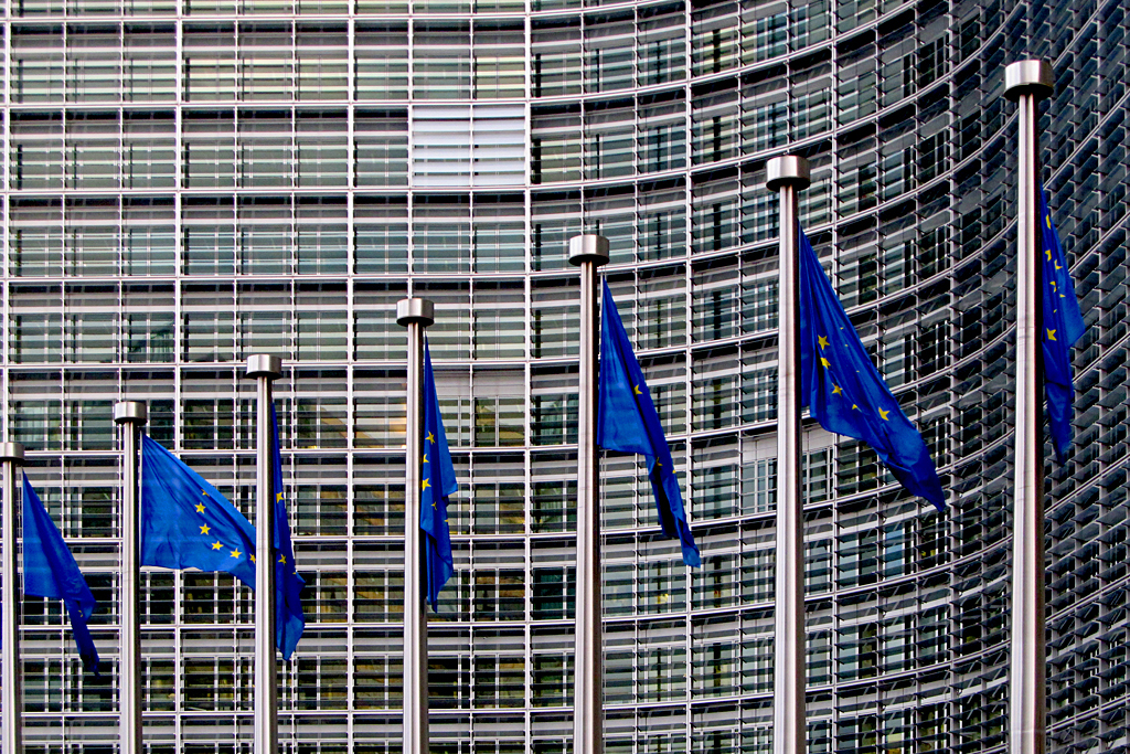 La UE ante uno de sus años más difíciles. Banderas europeas en el edificio Berlaymont, sede de la Comisión Europea en Bruselas.