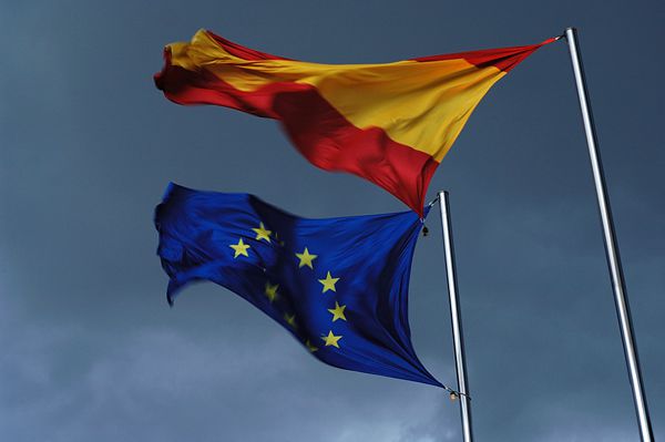 El Brexit como oportunidad para repensar el papel de España en la UE. Banderas de España y la Unión Europea.