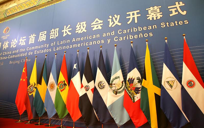 China: a partner for the development of Latin America? Banderas en la primera cumbre ministerial China-CELAC en enero de 2015.