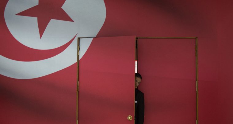 Túnez ante una creciente amenaza yihadista. Guarda en el centro de medios de las elecciones parlamentarias tunecinas de 2014. .