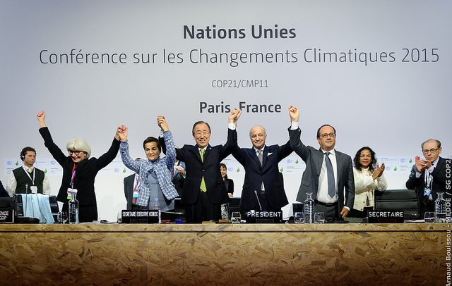 Plenary session of the COP21 for the adoption of the Paris Climate Agreement (Paris, Le Bourget). Photo: Arnaud Bouissou - MEDDE / SG COP21. COP Paris / Flickr. Public Domain. Elcno Blog
