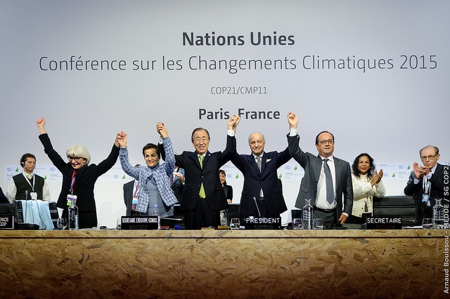 Plenary session of the COP21 for the adoption of the Paris Climate Agreement (Paris, Le Bourget). Photo: Arnaud Bouissou - MEDDE / SG COP21. COP Paris / Flickr. Public Domain. Elcno Blog