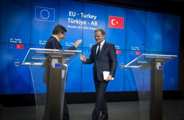 Ahmet Davutoglu, Prime Minister of Turkey, and Donald Tusk, President of the European Council, at the EU-Turkey Summit (29/11/2015). Photo: The European Union. Non Commercial use. Elcano Blog
