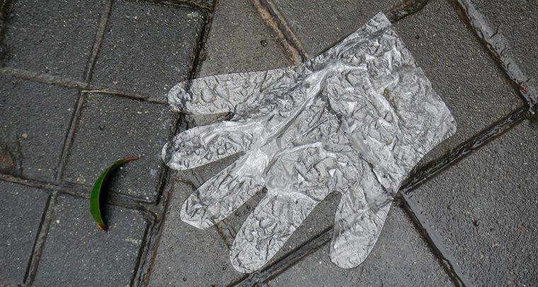 COVID-19 in Spain: tentatively moving toward a ‘new normality’. Disposable glove thrown on the street in Madrid. Photo: César (CC BY-SA 2.0). Blog Elcano