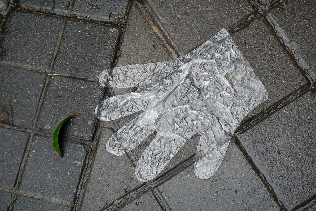 COVID-19 in Spain: tentatively moving toward a ‘new normality’. Disposable glove thrown on the street in Madrid. Photo: César (CC BY-SA 2.0). Blog Elcano