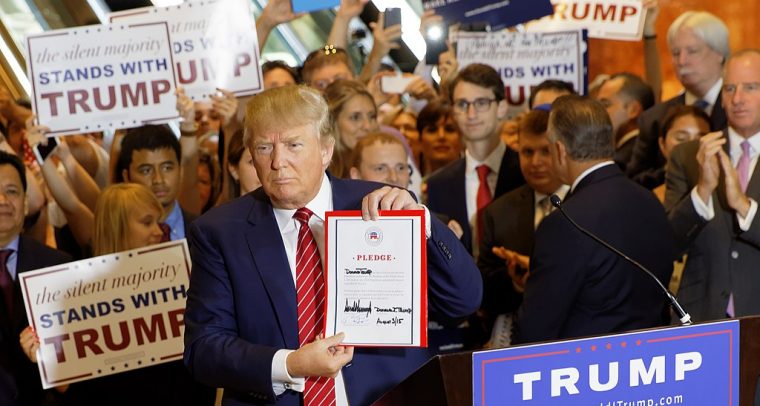 El candidato Trump, el GOP y la campaña 2016. Donald Trump durante la firma de la promesa de lealtad al Partido Republicano (3/9/2015).
