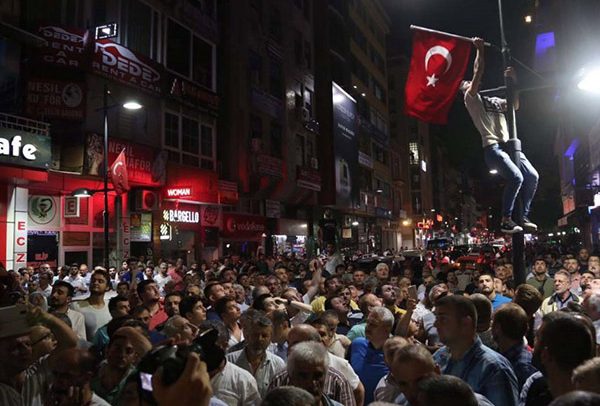 Turquía: ¿golpe militar o levantamiento de militares? Manifestaciones desafiando el toque de queda en Estambul durante la noche del 15 de julio.