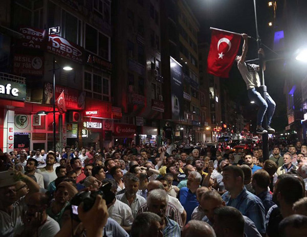Turquía: ¿golpe militar o levantamiento de militares? Manifestaciones desafiando el toque de queda en Estambul durante la noche del 15 de julio.