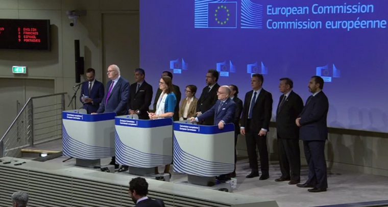 Joint press conference on EU-Mercosur trade negotiations (28/6/2019). In front: Phil Hogan, Cecilia Malmström and Jorge Marcelo Faurie. Image via EC Audiovisual Services. Elcano Blog