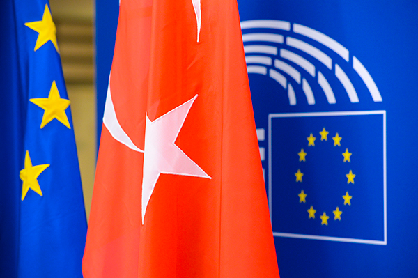 Turkey-EU relations. Flags of the EU and Turkey. Photo: Martin Schulz (CC BY-NC-ND 2.0). Elcano Blog