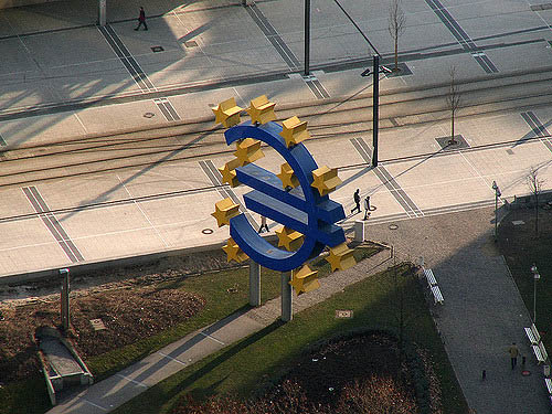 Euro sign at the ECB headquarters in Frankfurt (Germany). Photo: jo.sau / Flickr. Creative Commons License Attribution 2.0 Generic. Elcano Blog.