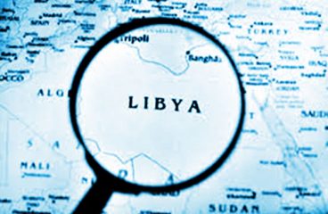 Libia en la estrategia del Estado Islámico: ¿qué implicaciones para el norte de África y el sur de Europa? Mapa de Libia aumentado con una lupa.