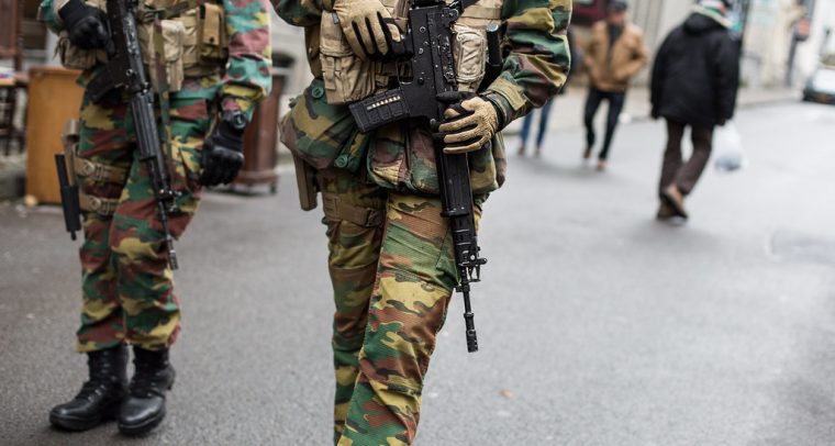 La lucha contra el terrorismo en Europa: no se trata sólo de libertad y seguridad, sino también de medios. Militares patrullan en Verviers, Bélgica, unos días después del atentado en Bruselas.