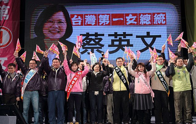 Nuevo gobierno en Taiwán: incertidumbre en el estrecho. Tsai Ing-wen (centro), actual presidenta de Taiwán y líder del PDD, durante un mitín electoral (25/12/2011).