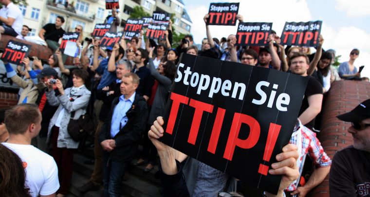 El TTIP: ¿héroe o villano?. Flashmob contra el TTIP en un mitin de la CDU en Hamburgo en 2014.