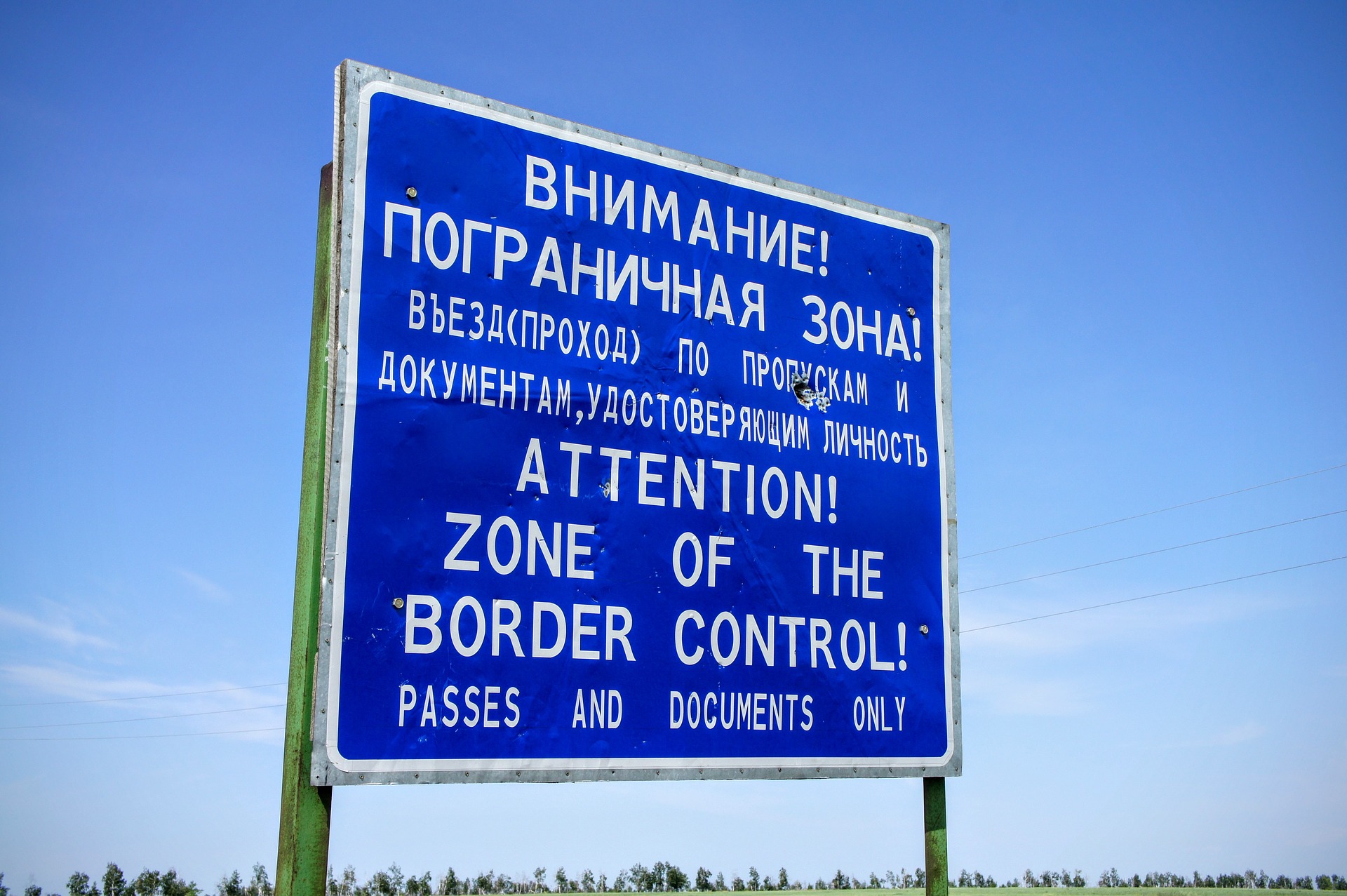 Letrero que indica la frontera entre Rusia y Kazajistán