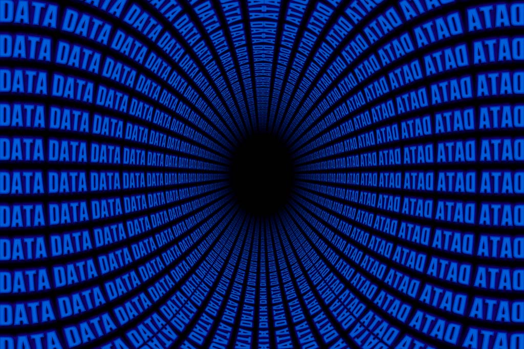 Son los datos, y la democracia. Simulación de agujero de gusano con la palabra data. Foto: geralt (Pixabay) Blog Elcano