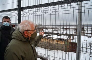 Josep Borrell Fontelles visita el paso fronterizo de Stanytsya Luhanska en Ucrania. Foto: Genya Savilov/ Unión Europea, 2022.