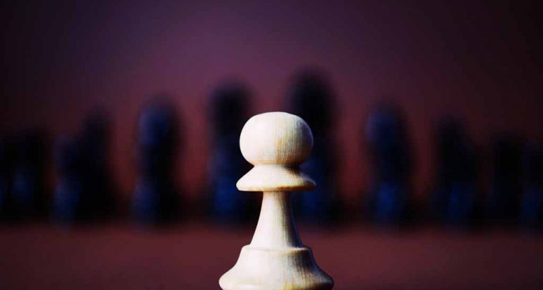 Todas las guerras son híbridas, pero la guerra y lo híbrido han cambiado. Peón de ajedrez de madera. Foto: George Becker.