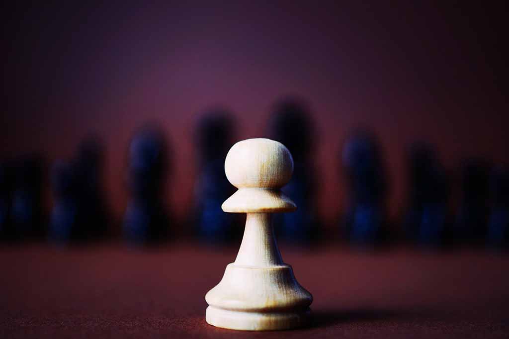 Todas las guerras son híbridas, pero la guerra y lo híbrido han cambiado. Peón de ajedrez de madera. Foto: George Becker.