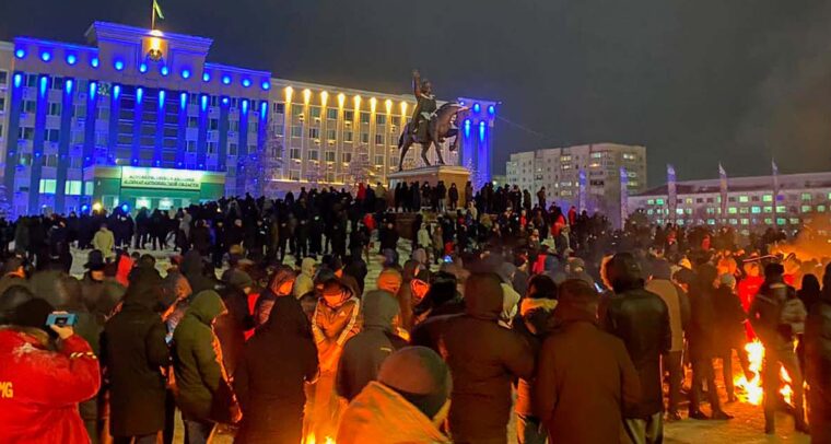 Kazajistán: ¿la llave del mundo?. Protestas en Aktobé (Kazajistán) de 2022. Foto: Esetok / Wikimedia Commons (CC BY-SA 4.0)