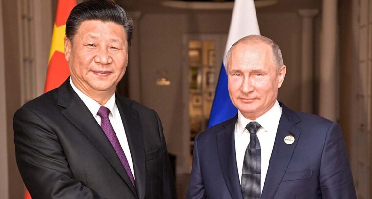 China ante Ucrania: evitar que la OTAN se inmiscuya en el Indo-Pacífico. Vladimir Putin y Xi Jinping estrechándose la mano. Foto: Servicio de Prensa del Presidente de la Federación Rusa (CC BY 4.0)