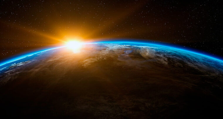 El espacio exterior: nuevo horizonte para la autonomía estratégica europea. Instantánea del sol en el cielo nocturno desde el espacio. Foto: Qimono