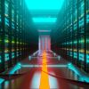 Centro de datos con largos pasillos de racks de servidores iluminados en tonos azul y verde, con cables visibles en el suelo que recorren la sala.