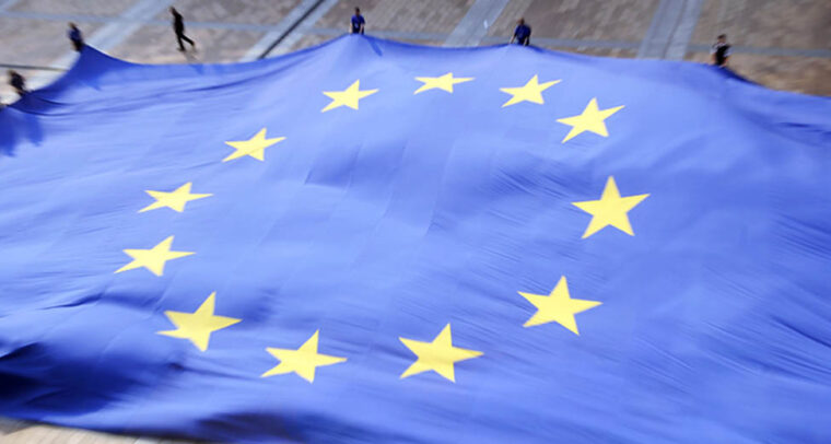 Bandera de la UE en el libro de record Guinness (2009). Foto: ©European Parliament / Pietro Naj-Oleari (CC BY-NC-ND 2.0).