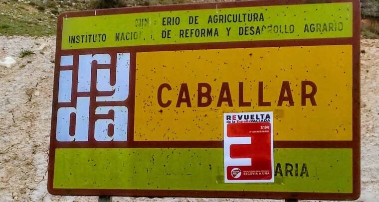 ‘Emptied Spain’ strives for political power. España vaciada (‘Emptied Spain’) poster at the entrance to the village of Caballar (Segovia). Photo: Arturo Francisco Barbero (CC BY-SA 4.0 / Wikimedia Commons).