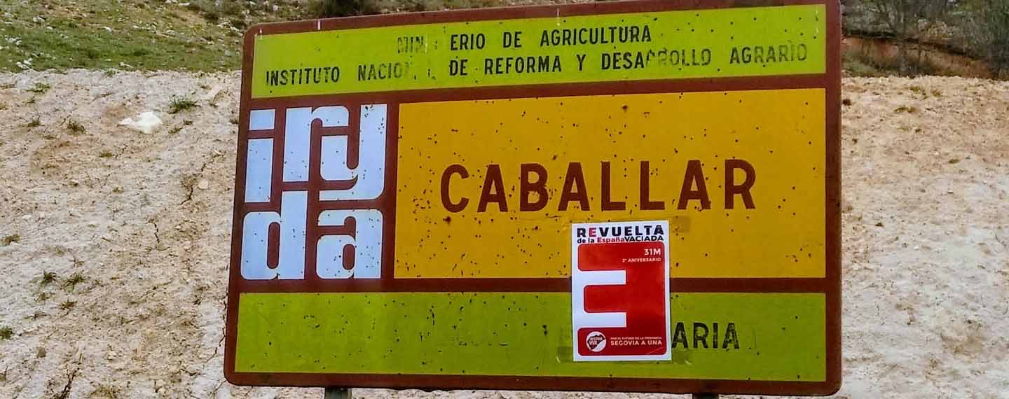 ‘Emptied Spain’ strives for political power. España vaciada (‘Emptied Spain’) poster at the entrance to the village of Caballar (Segovia). Photo: Arturo Francisco Barbero (CC BY-SA 4.0 / Wikimedia Commons).
