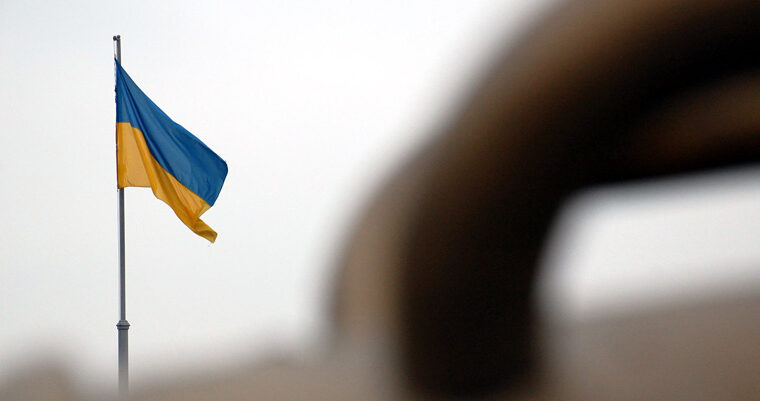 Bandera de Ucrania ondeando en un mastil en el fuerte de Kosyy Kaponir ubicado en Kyiv. Guerra en Ucrania