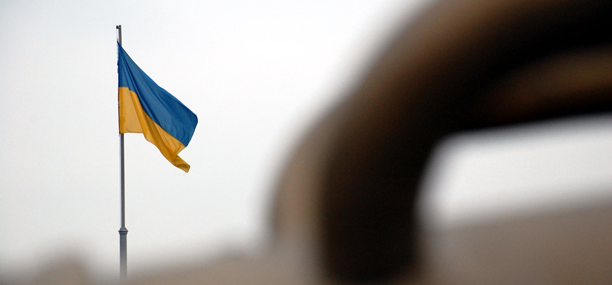 Bandera de Ucrania ondeando en un mastil en el fuerte de Kosyy Kaponir ubicado en Kyiv. Guerra en Ucrania